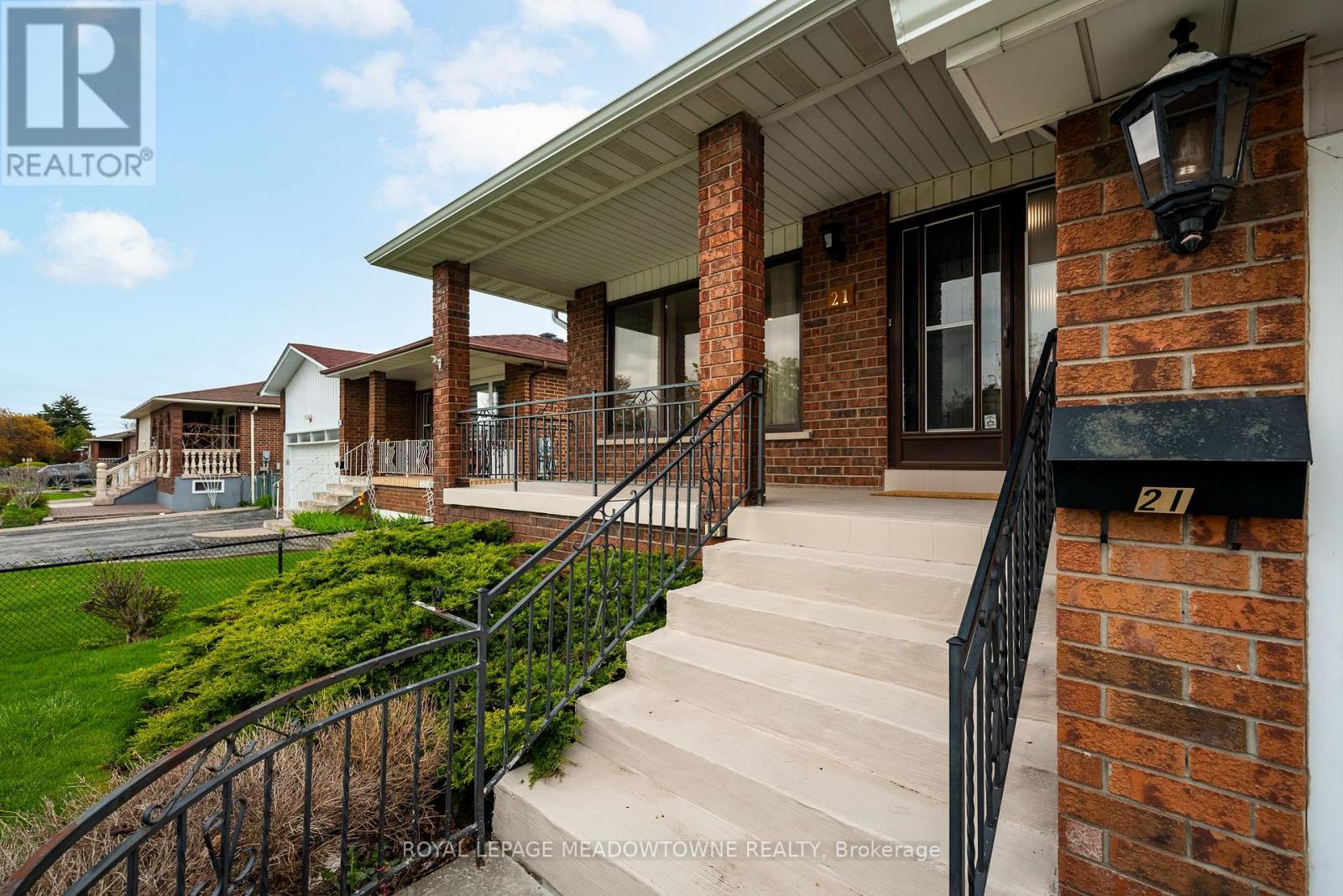 21 Leander Street, Brampton, Ontario  L6S 3M3 - Photo 8 - W13129446