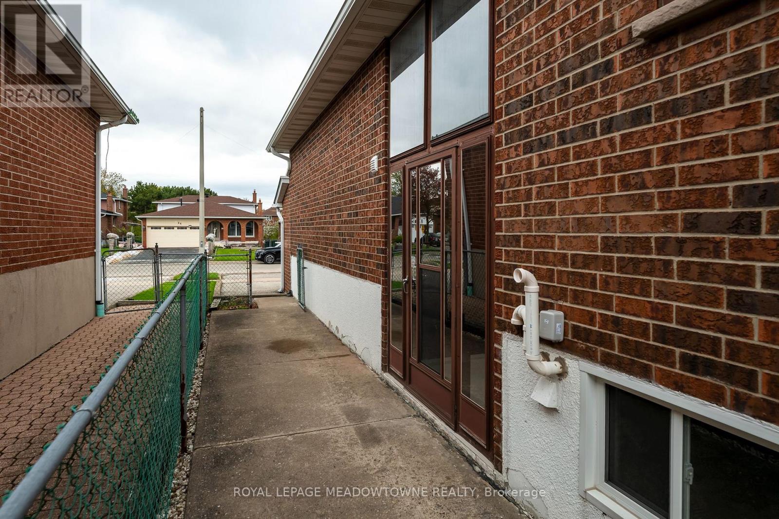 21 Leander Street, Brampton, Ontario  L6S 3M3 - Photo 9 - W13129446