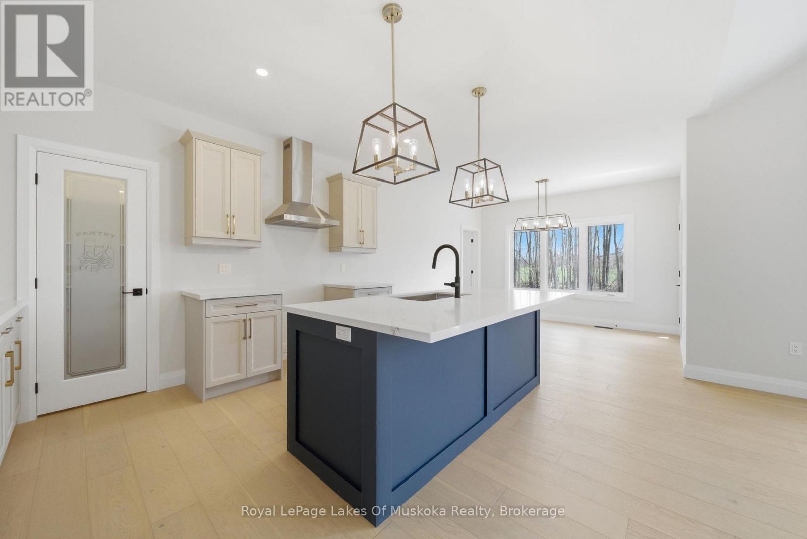 21 Henry Ball Court, Oro-Medonte (Warminster), Ontario  L0K 2G1 - Photo 10 - S13129808