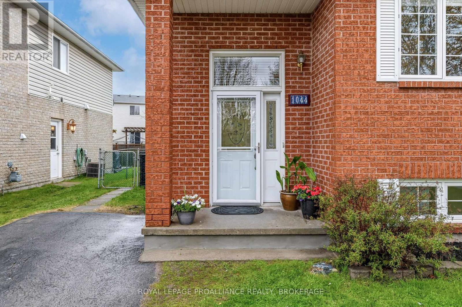 1044 Waterbury Crescent, Kingston, Ontario  K7M 8V5 - Photo 3 - X13129744