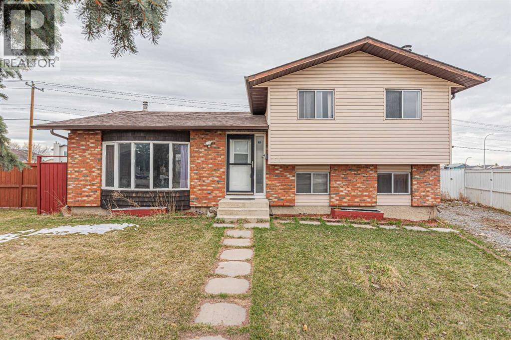 64 Castledale Crescent Ne, Calgary, Alberta  T3J 1X4 - Photo 1 - A2303317