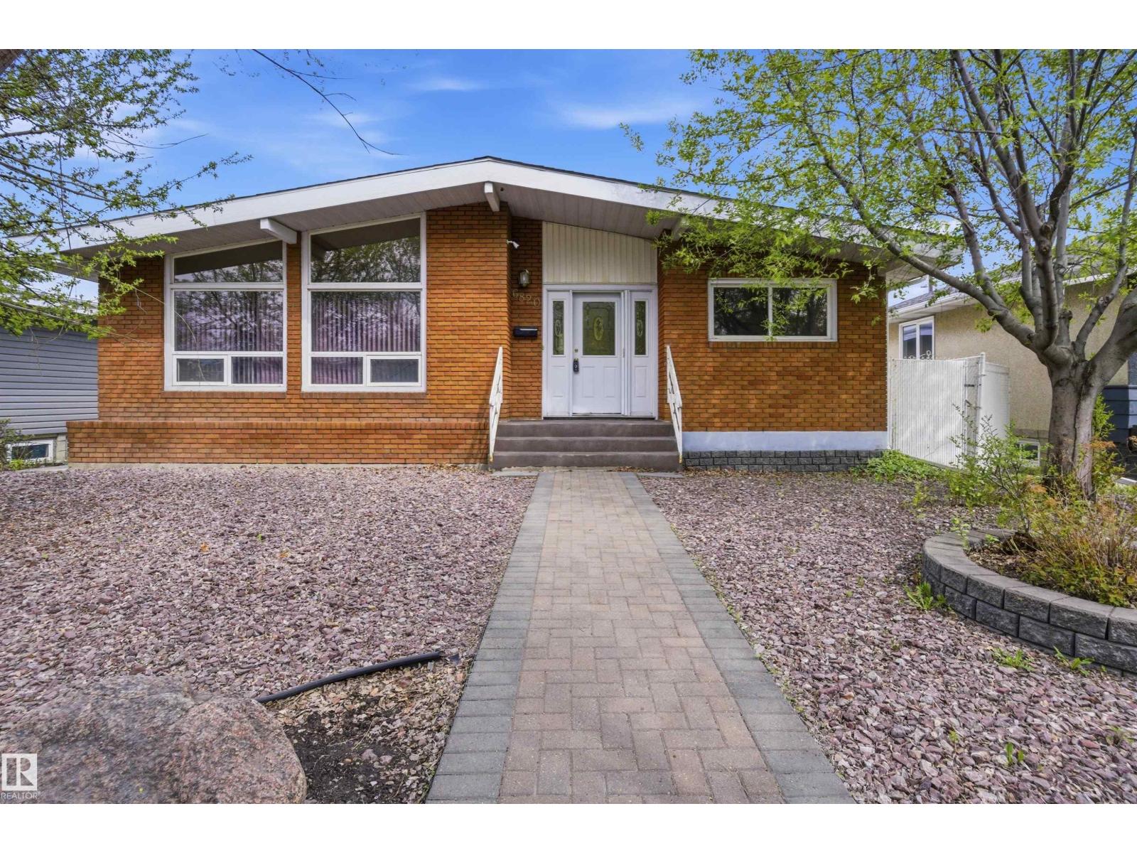 6820 98 AV NW, edmonton, Alberta