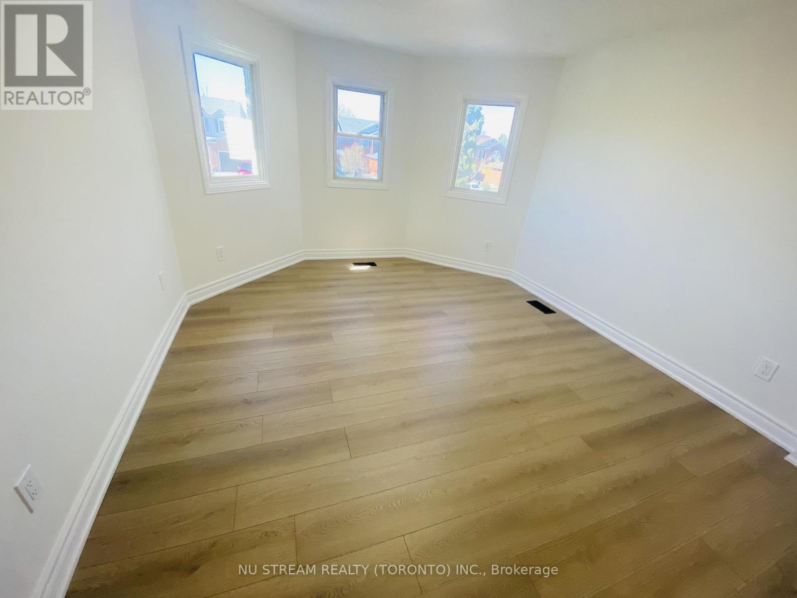 25 QUANCE STREET, Barrie, Ontario