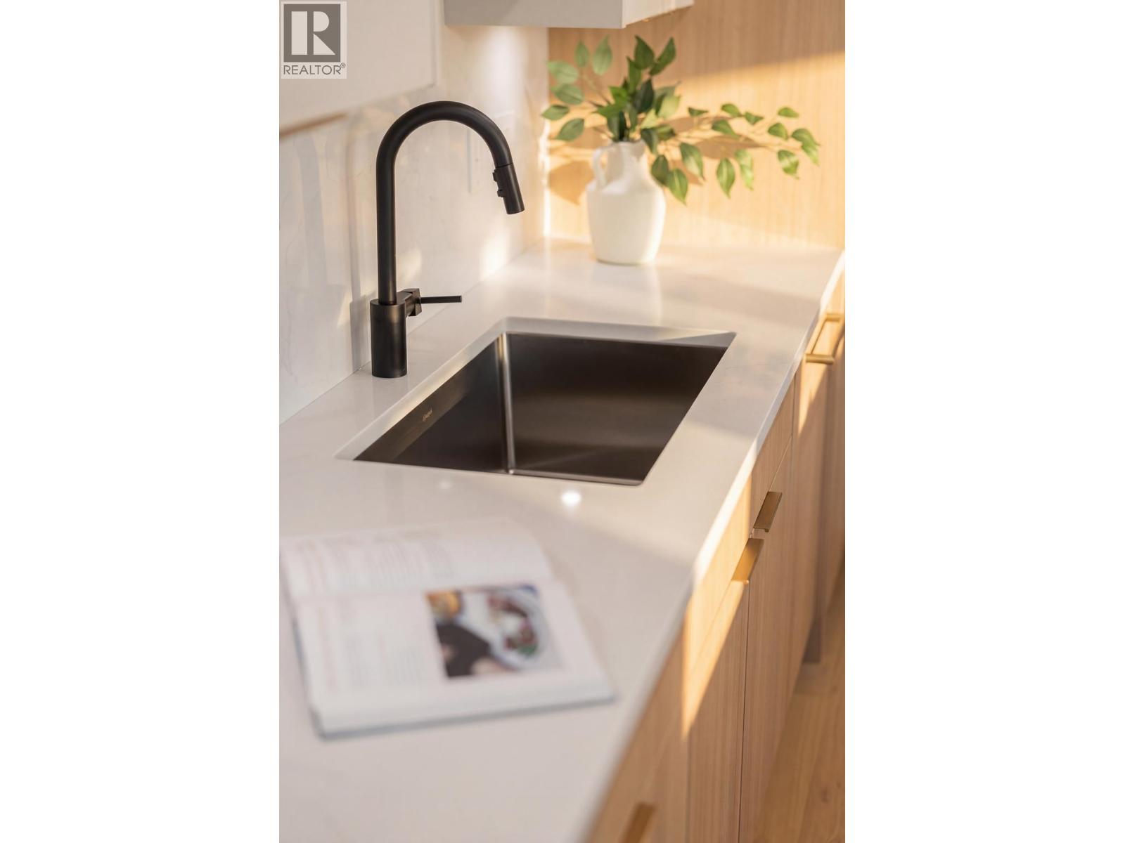 1 1937 Templeton Drive, Vancouver, British Columbia  V5N 4V9 - Photo 6 - R3118052