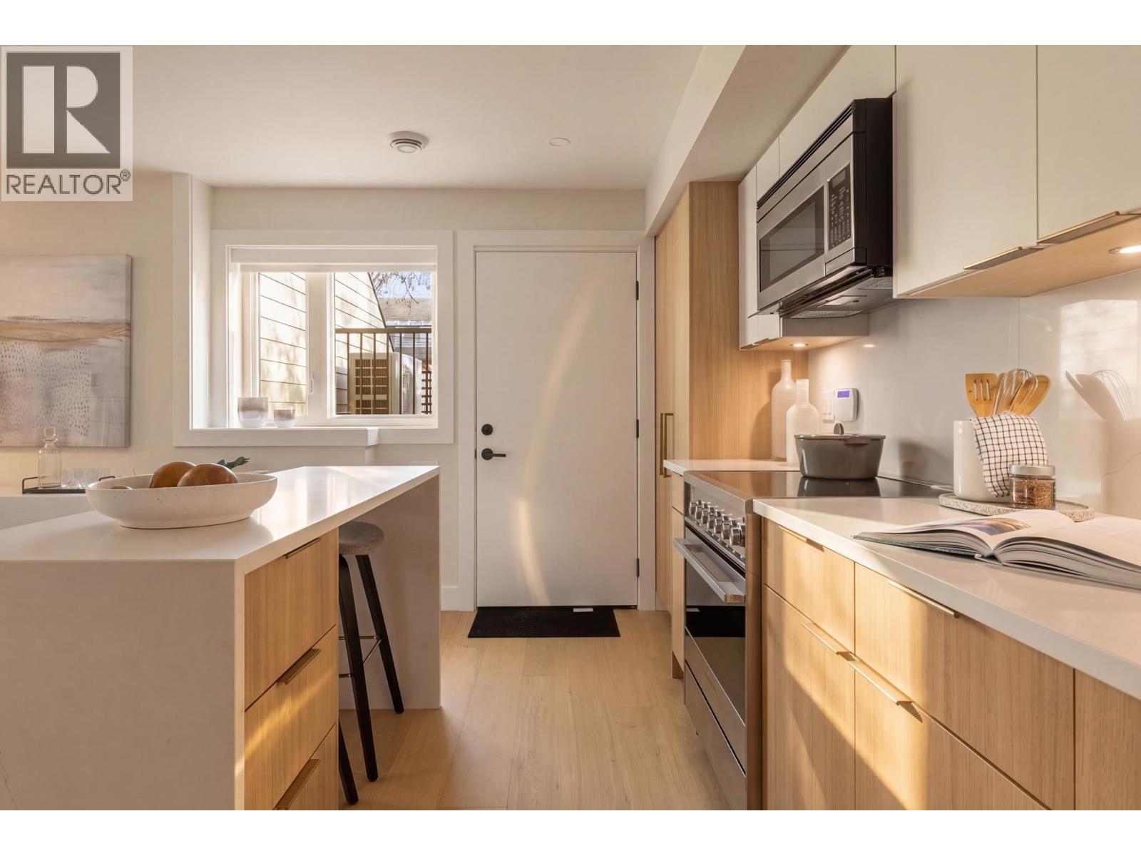 1 1937 Templeton Drive, Vancouver, British Columbia  V5N 4V9 - Photo 2 - R3118052