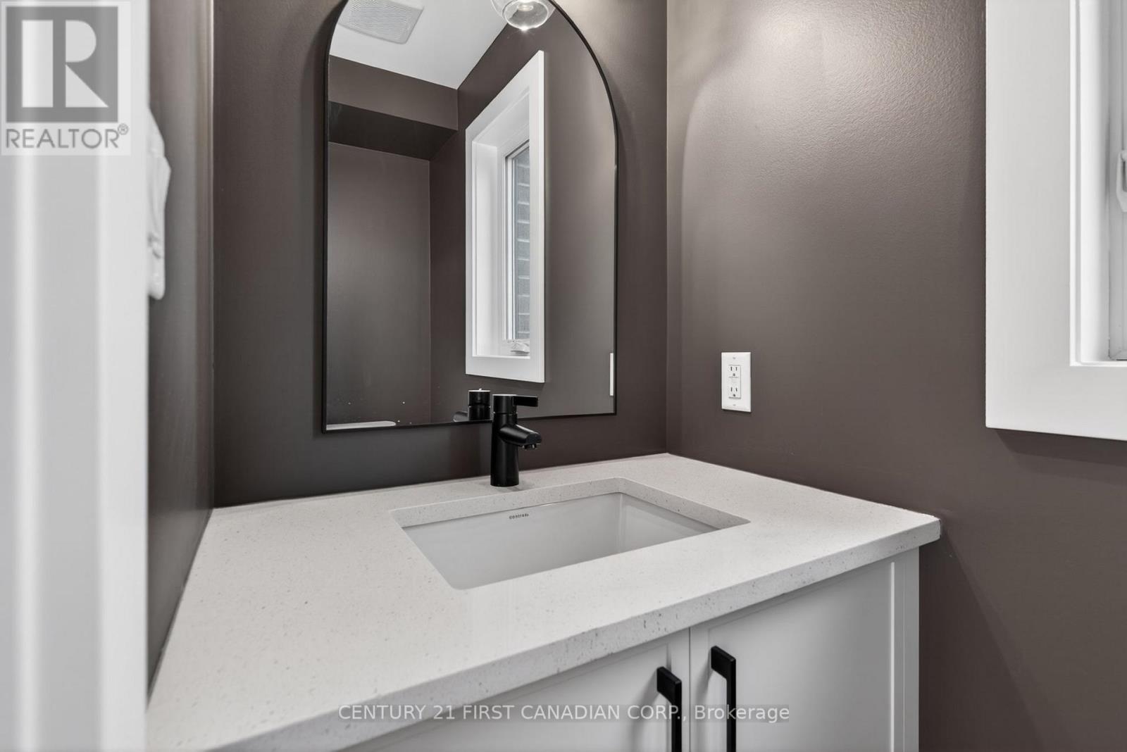 34 Postma Crescent, North Middlesex, Ontario  N0M 1A0 - Photo 4 - X13129848