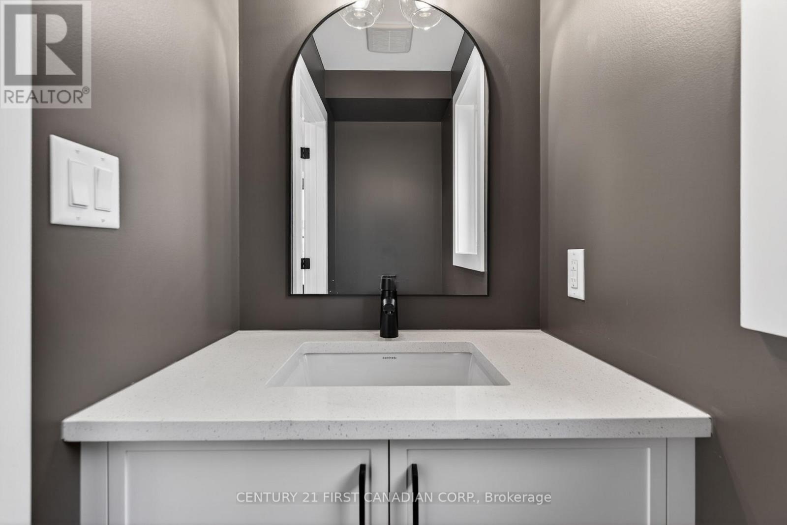 34 Postma Crescent, North Middlesex, Ontario  N0M 1A0 - Photo 5 - X13129848