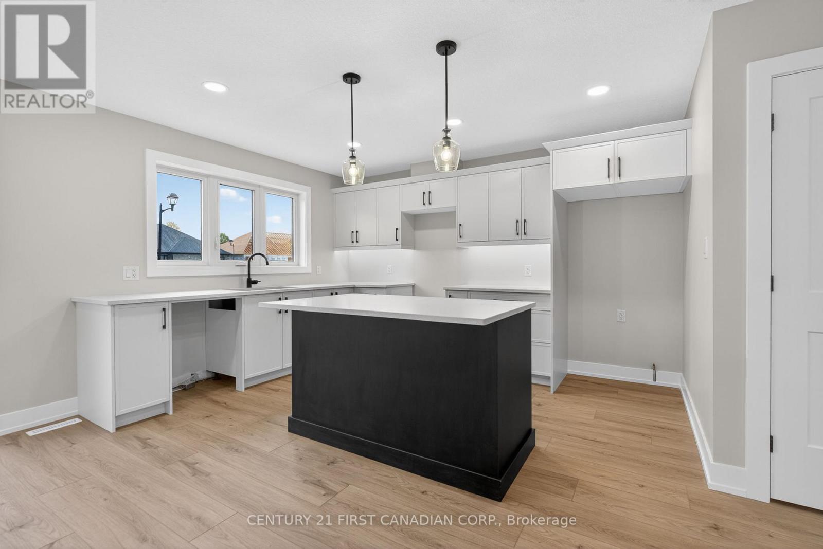 34 Postma Crescent, North Middlesex, Ontario  N0M 1A0 - Photo 8 - X13129848