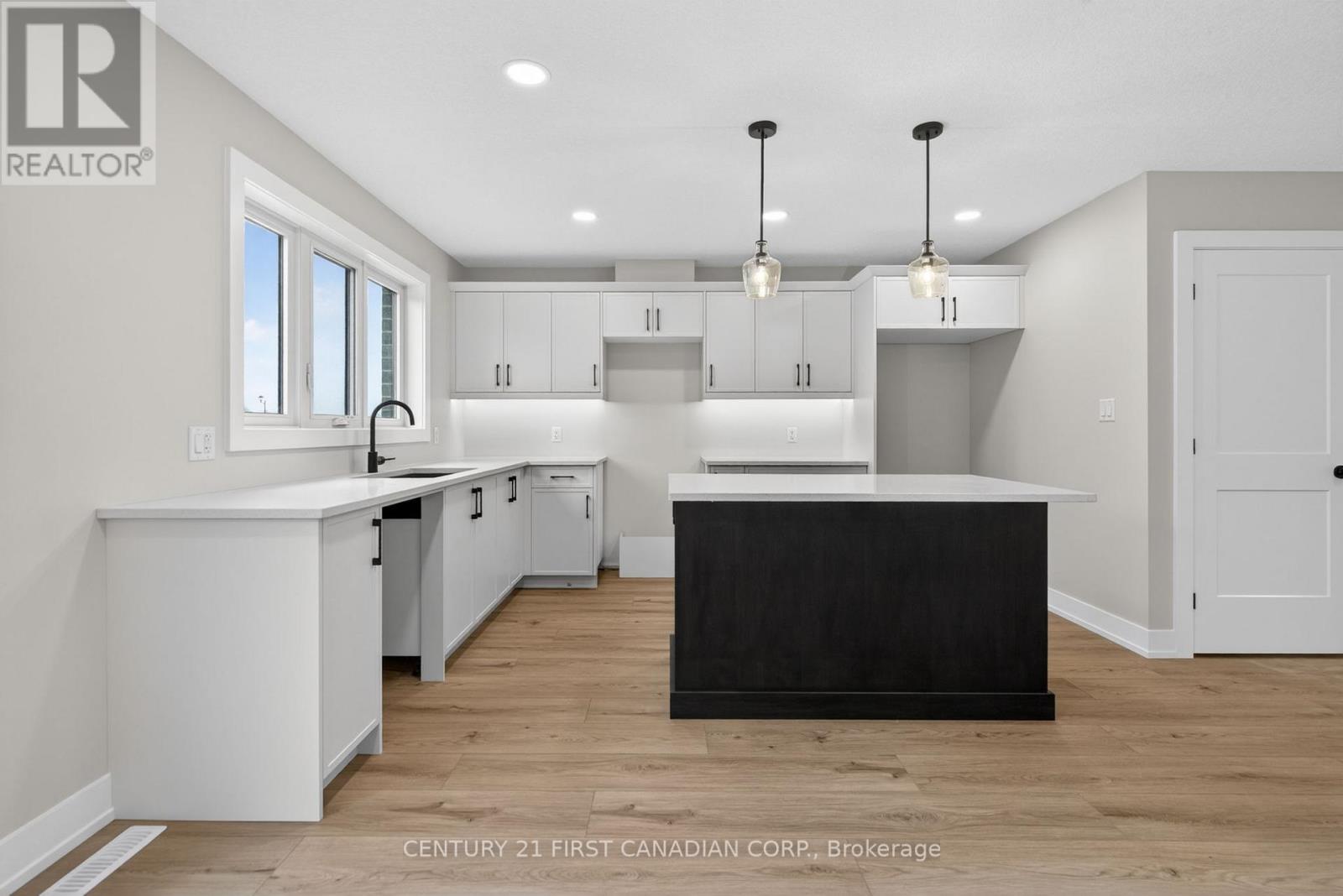 34 Postma Crescent, North Middlesex, Ontario  N0M 1A0 - Photo 9 - X13129848