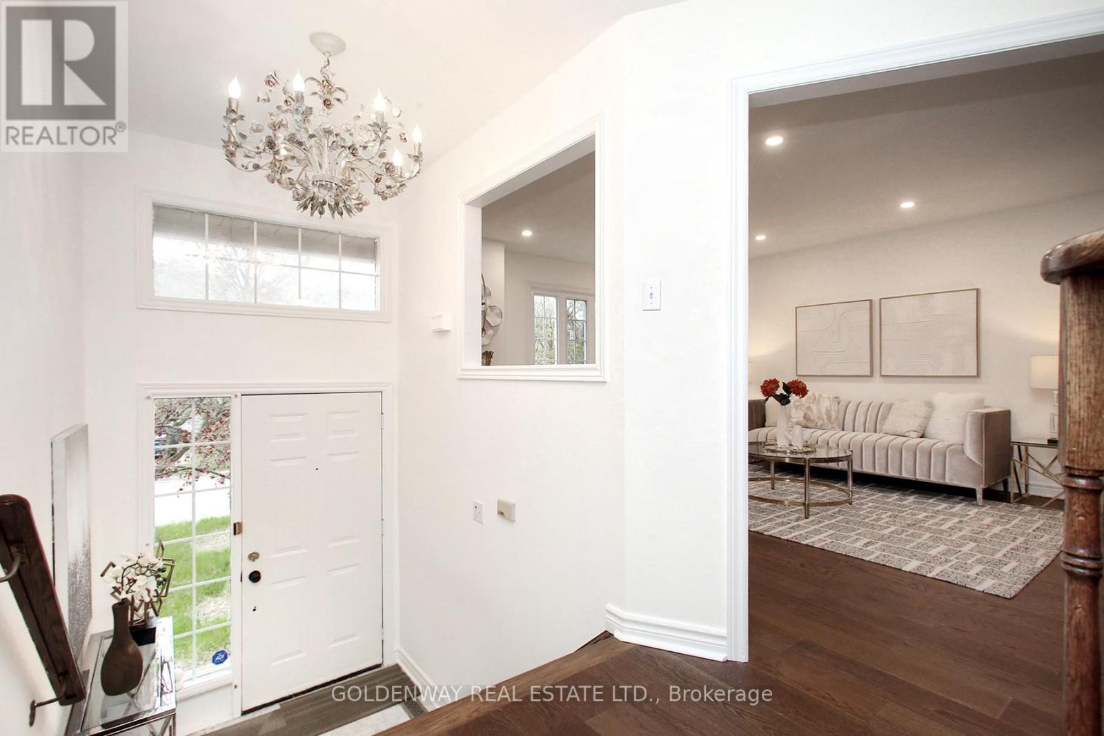 6 Royal Manor Crescent, Richmond Hill, Ontario  L4B 3N5 - Photo 2 - N13127110