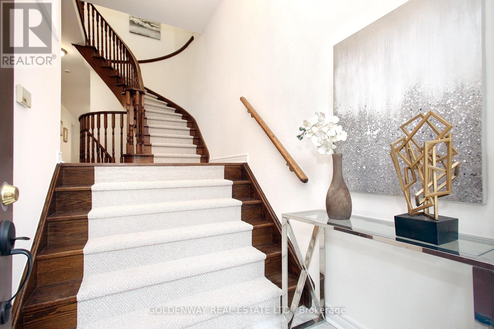 6 Royal Manor Crescent, Richmond Hill, Ontario  L4B 3N5 - Photo 3 - N13127110
