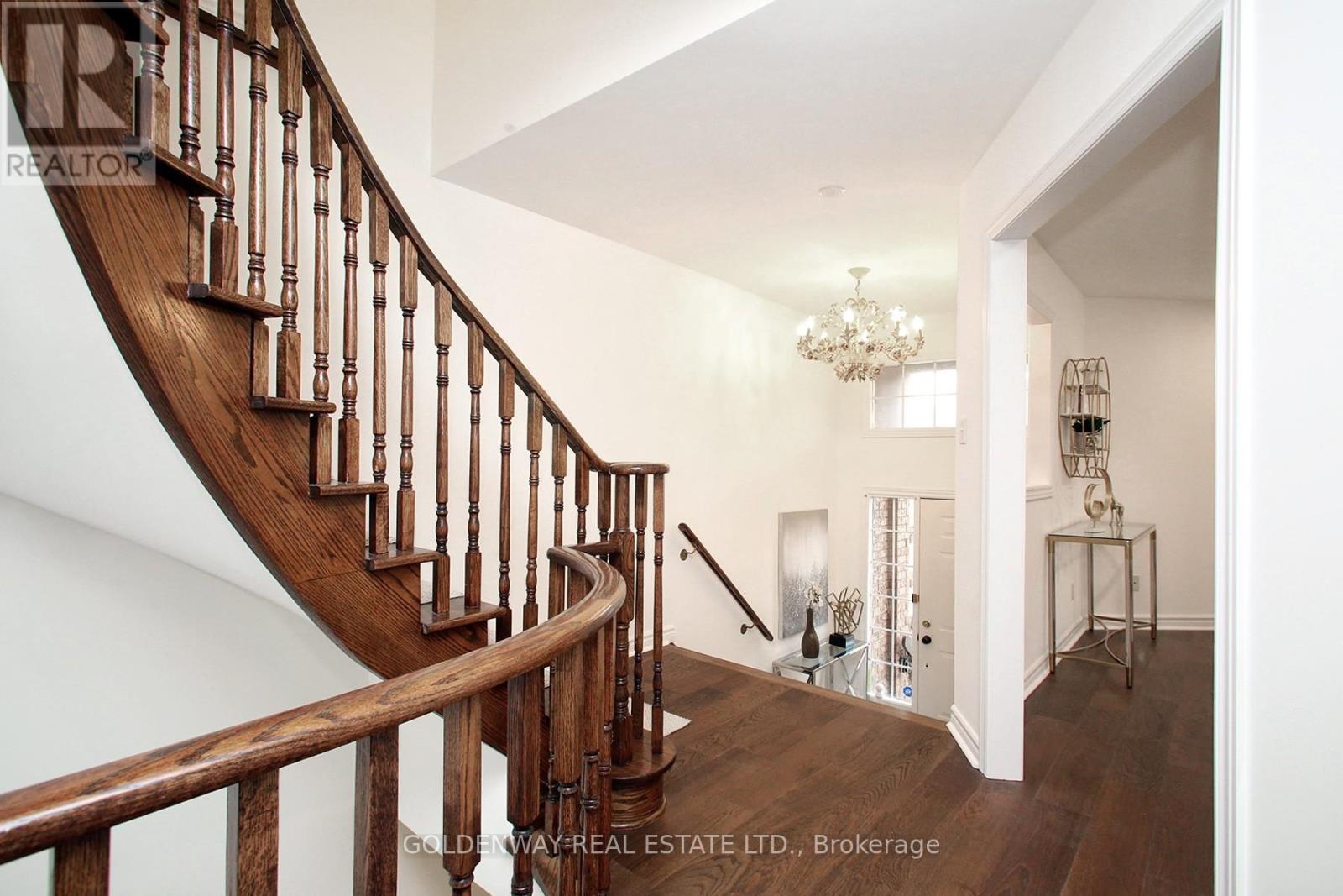 6 Royal Manor Crescent, Richmond Hill, Ontario  L4B 3N5 - Photo 4 - N13127110