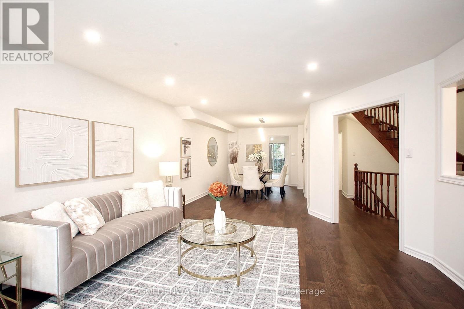 6 Royal Manor Crescent, Richmond Hill, Ontario  L4B 3N5 - Photo 6 - N13127110