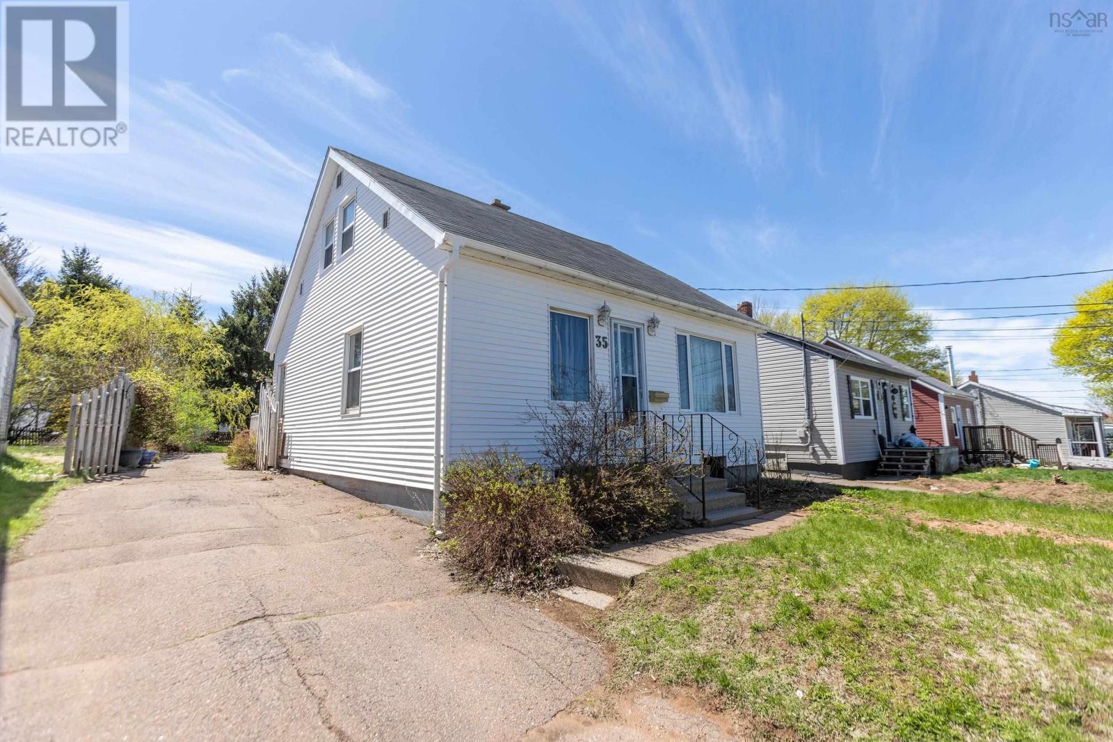 35 East Pleasant Street, Amherst, Nova Scotia  B4H 1M6 - Photo 2 - 202610931