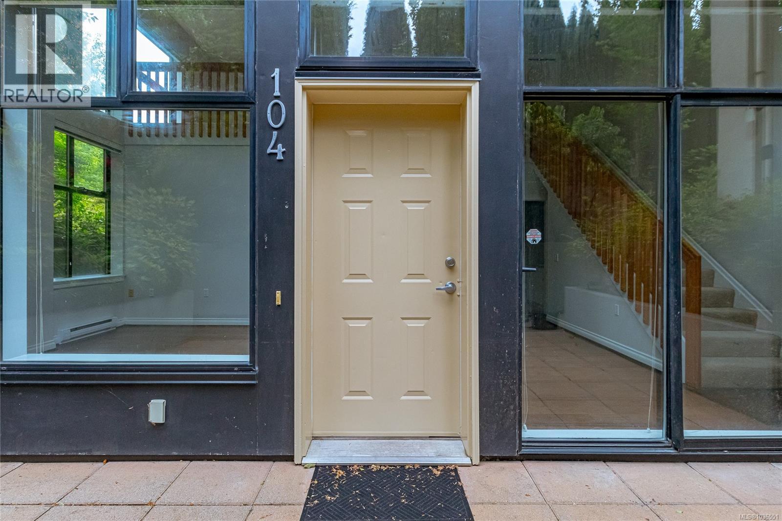 104 820 Short St, Saanich, British Columbia  V8X 2V6 - Photo 2 - 1036551
