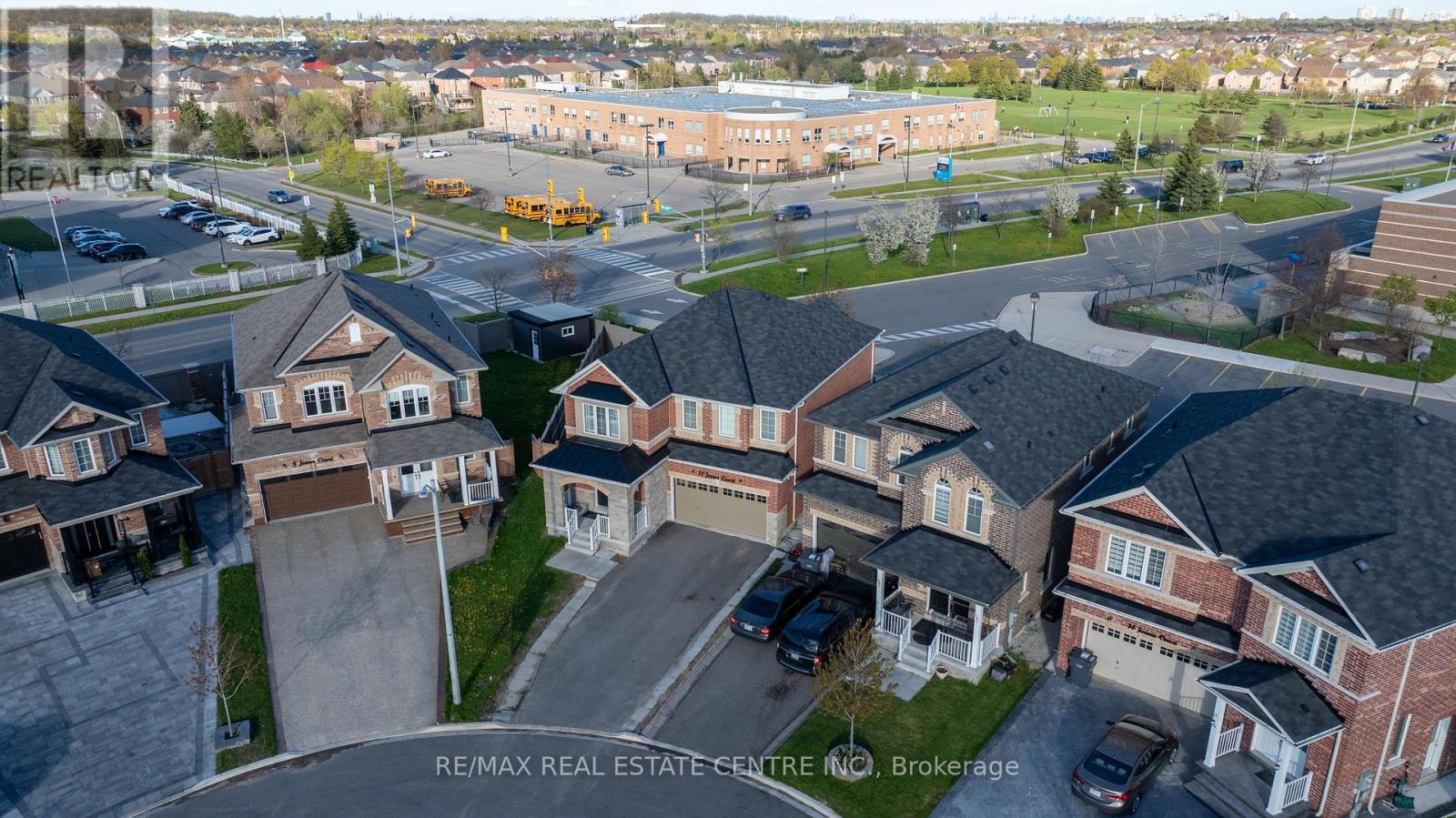 10 Jenna Court, Brampton, Ontario  L6R 3P5 - Photo 2 - W13129880