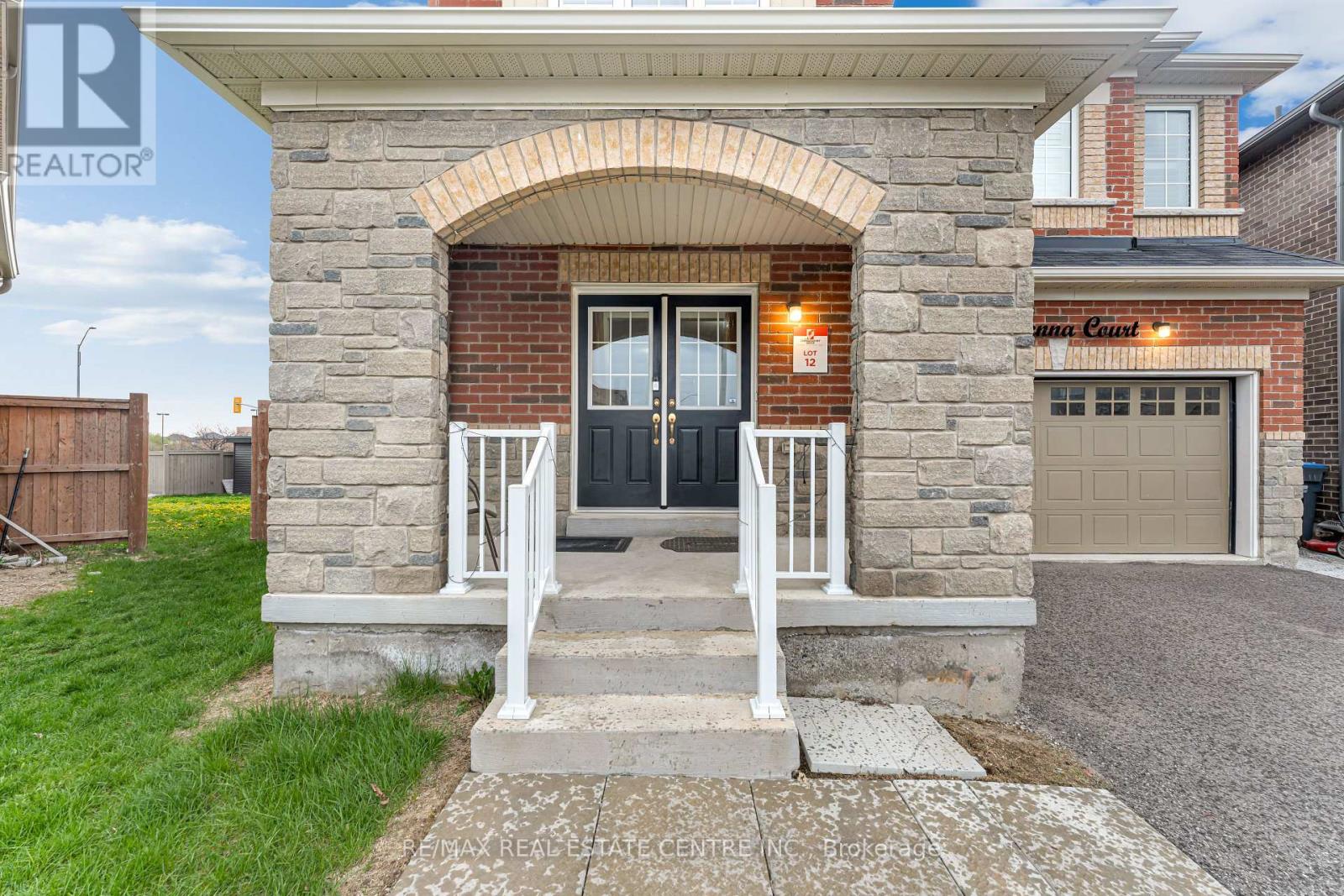 10 Jenna Court, Brampton, Ontario  L6R 3P5 - Photo 3 - W13129880