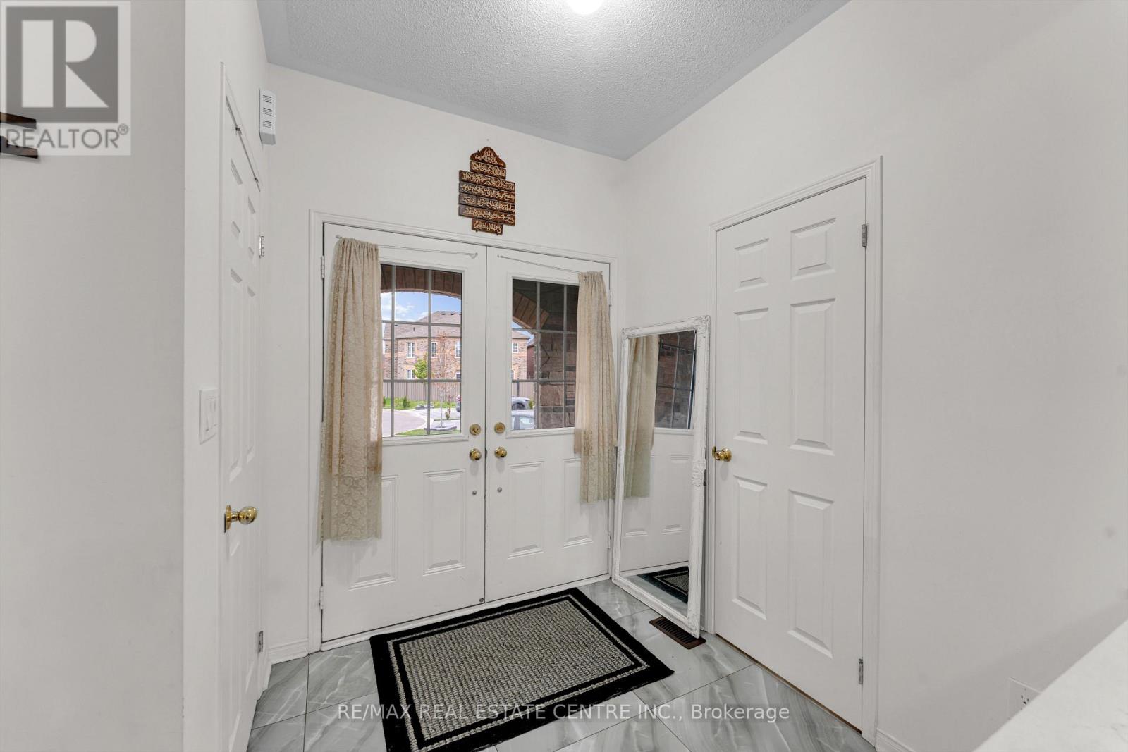 10 Jenna Court, Brampton, Ontario  L6R 3P5 - Photo 4 - W13129880