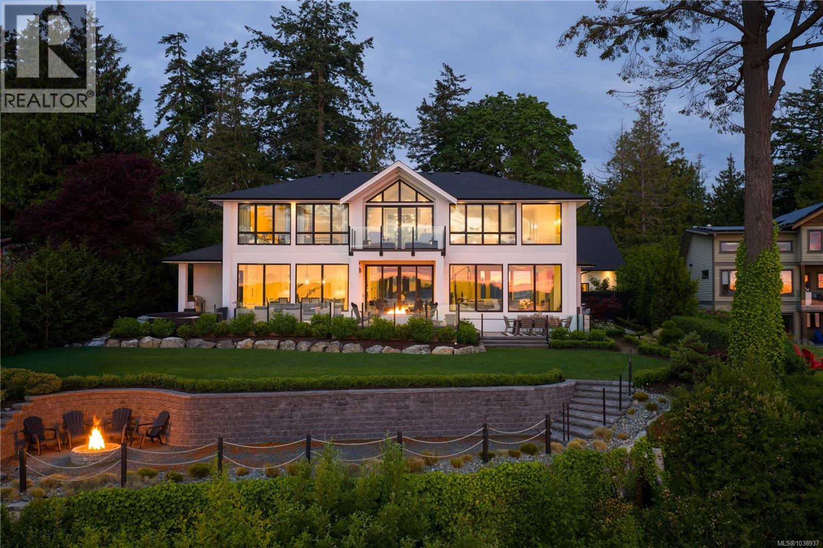 8425 Lochside Dr, Central Saanich, British Columbia