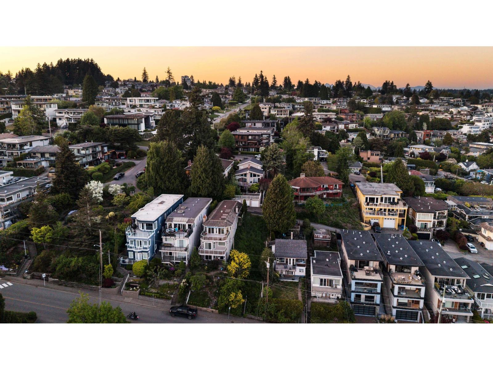 15519 Columbia Avenue, White Rock, British Columbia  V4B 1K5 - Photo 2 - R3123819