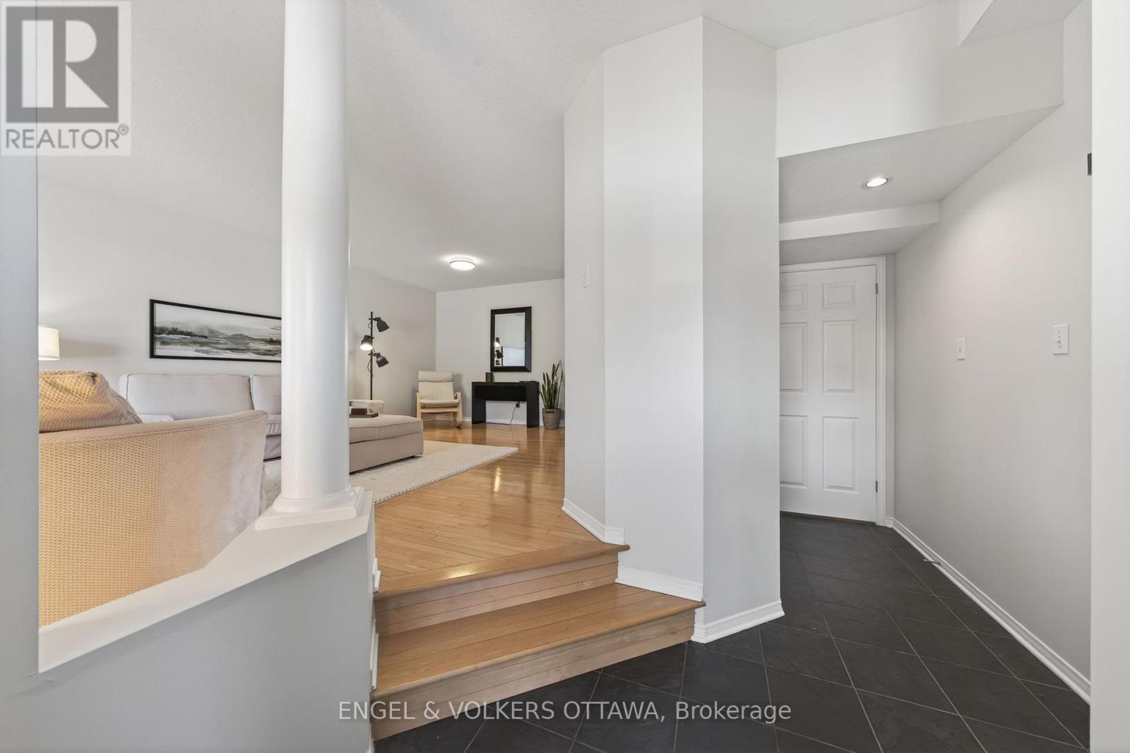 101 Scampton Drive, Ottawa, Ontario  K2W 1E6 - Photo 3 - X13130112