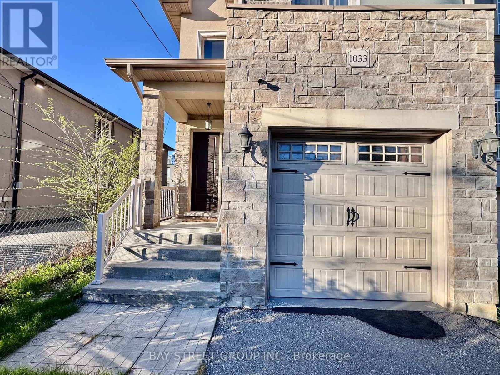 1033 Shaw Drive, Mississauga, Ontario  L5G 3Z3 - Photo 3 - W13109134