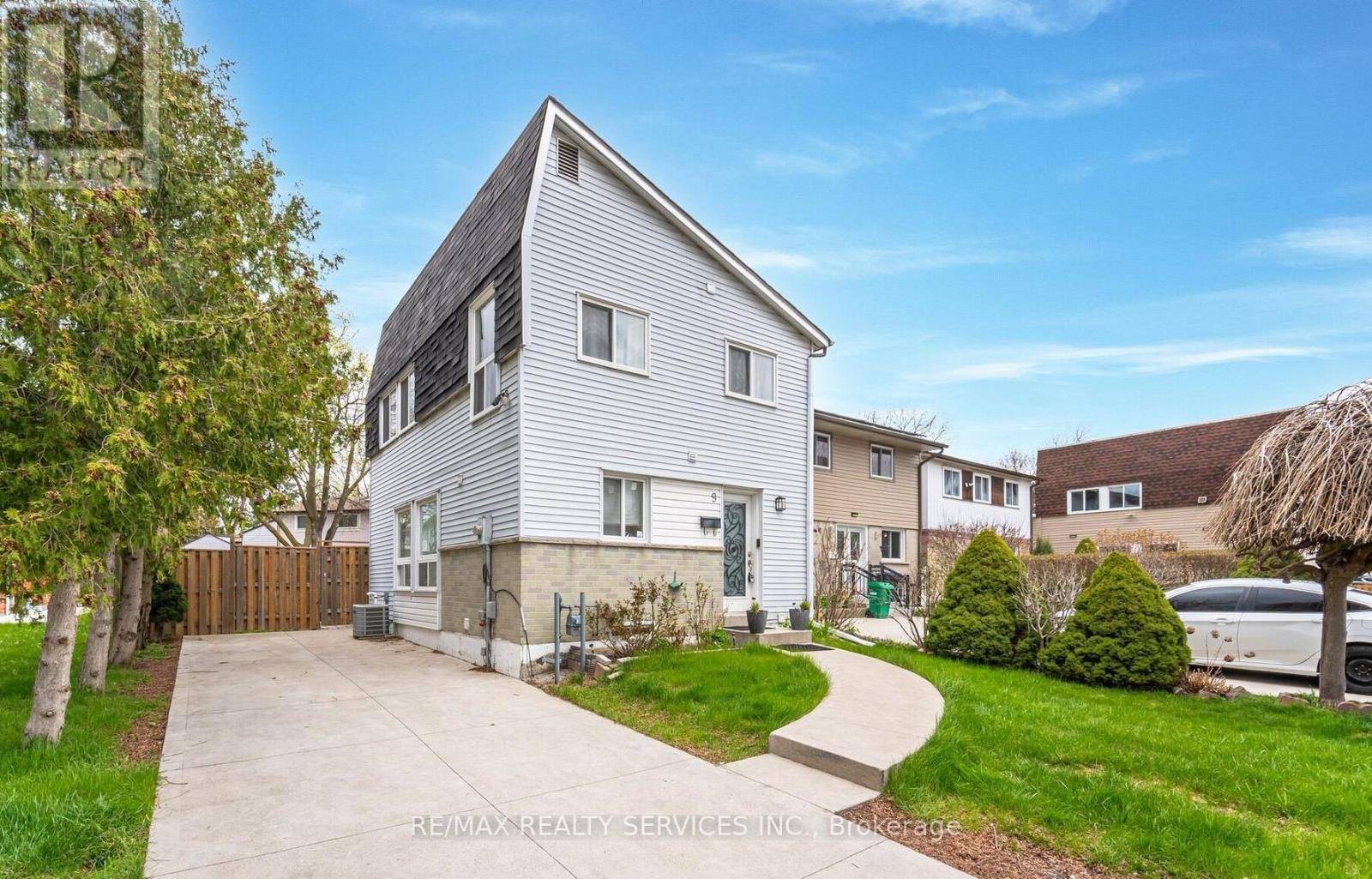 9 Hawkins Court, Brampton, Ontario  L6S 2N7 - Photo 1 - W13130078