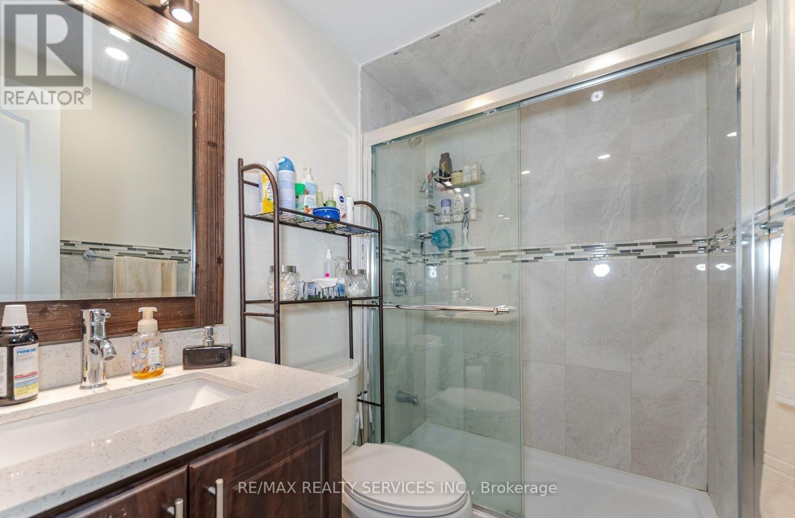 9 Hawkins Court, Brampton, Ontario  L6S 2N7 - Photo 10 - W13130078