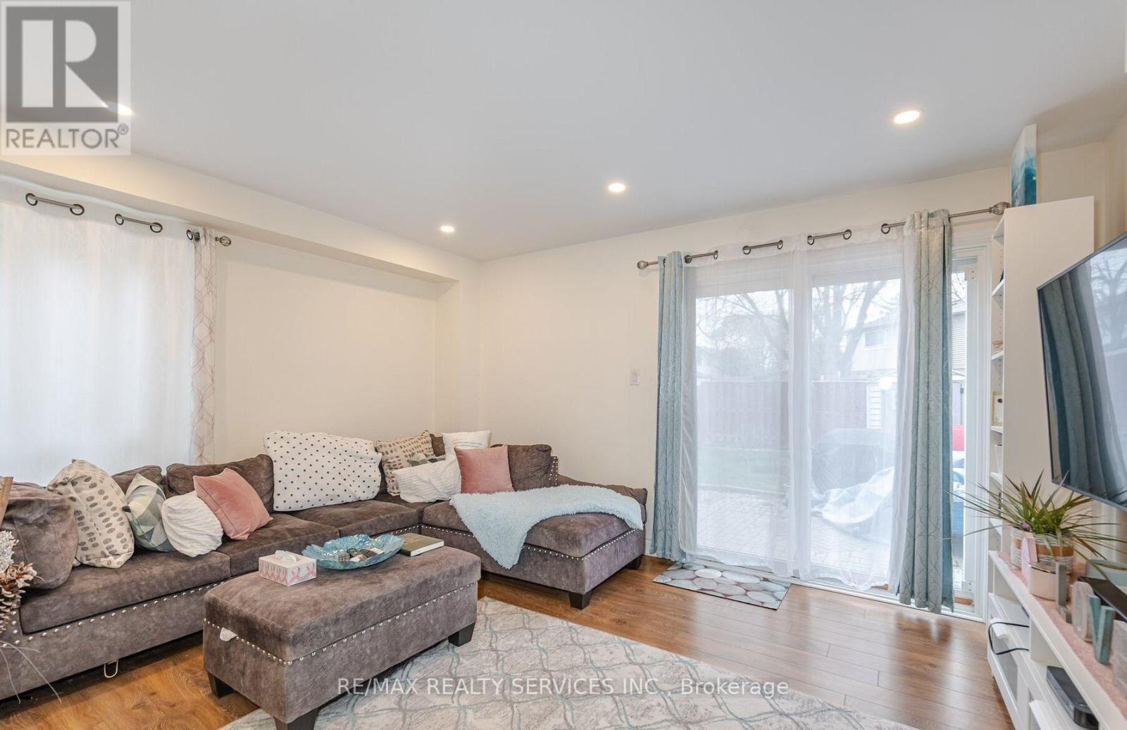 9 Hawkins Court, Brampton, Ontario  L6S 2N7 - Photo 2 - W13130078