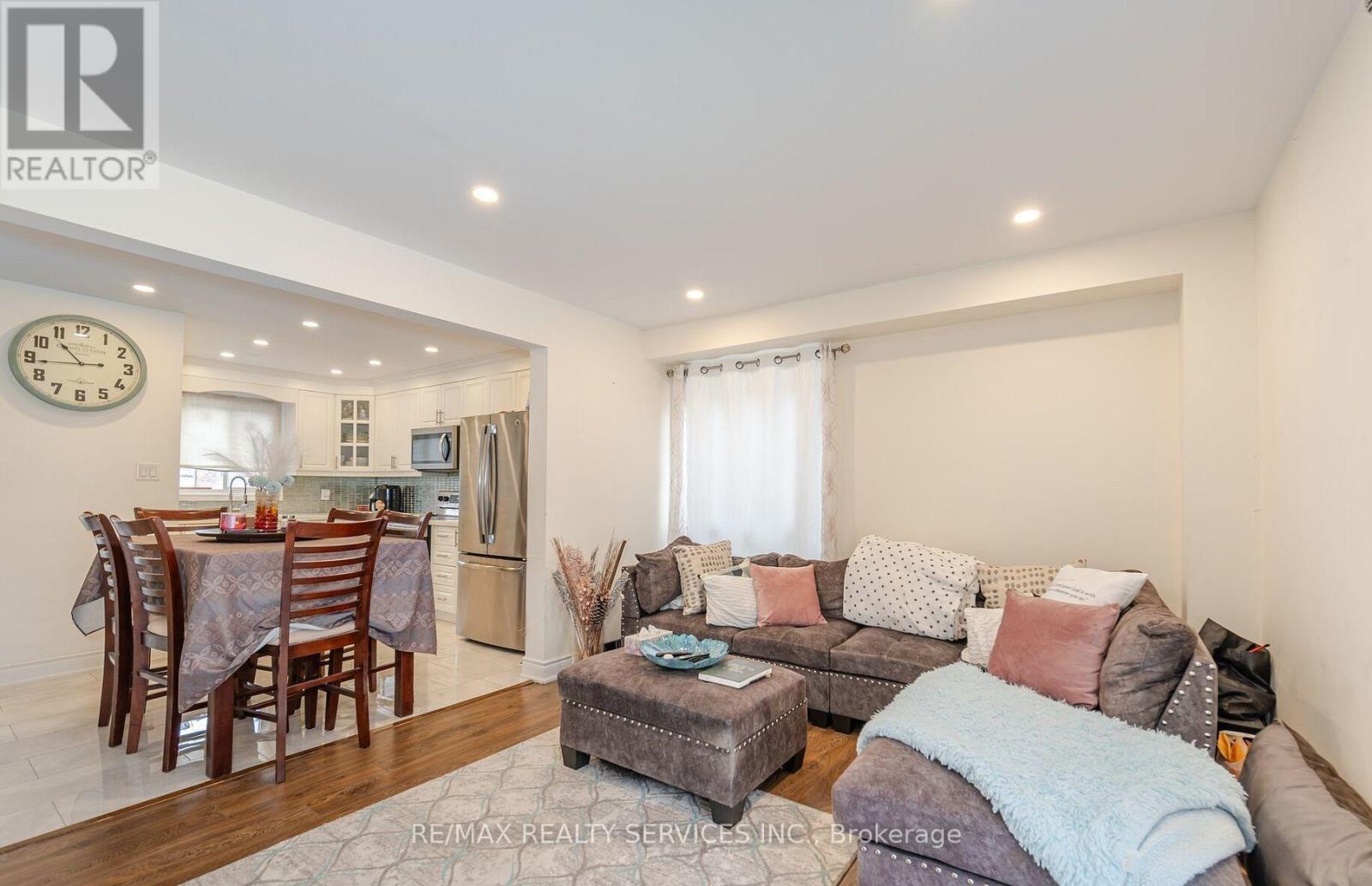 9 Hawkins Court, Brampton, Ontario  L6S 2N7 - Photo 3 - W13130078