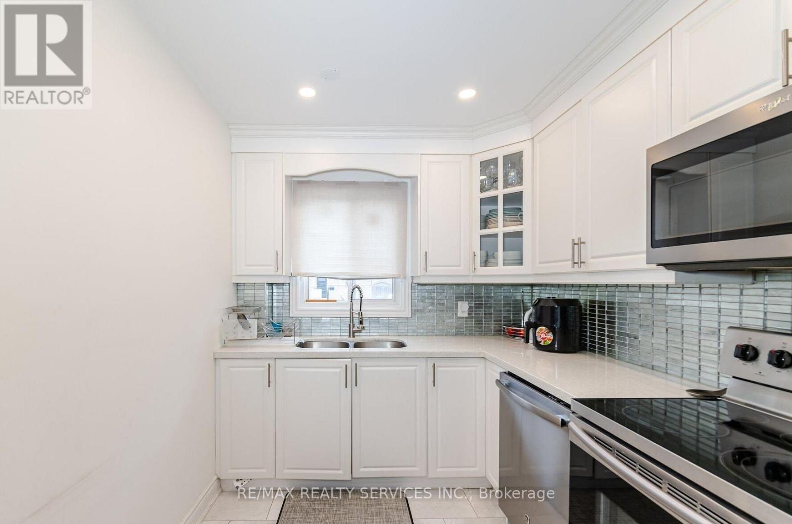 9 Hawkins Court, Brampton, Ontario  L6S 2N7 - Photo 4 - W13130078