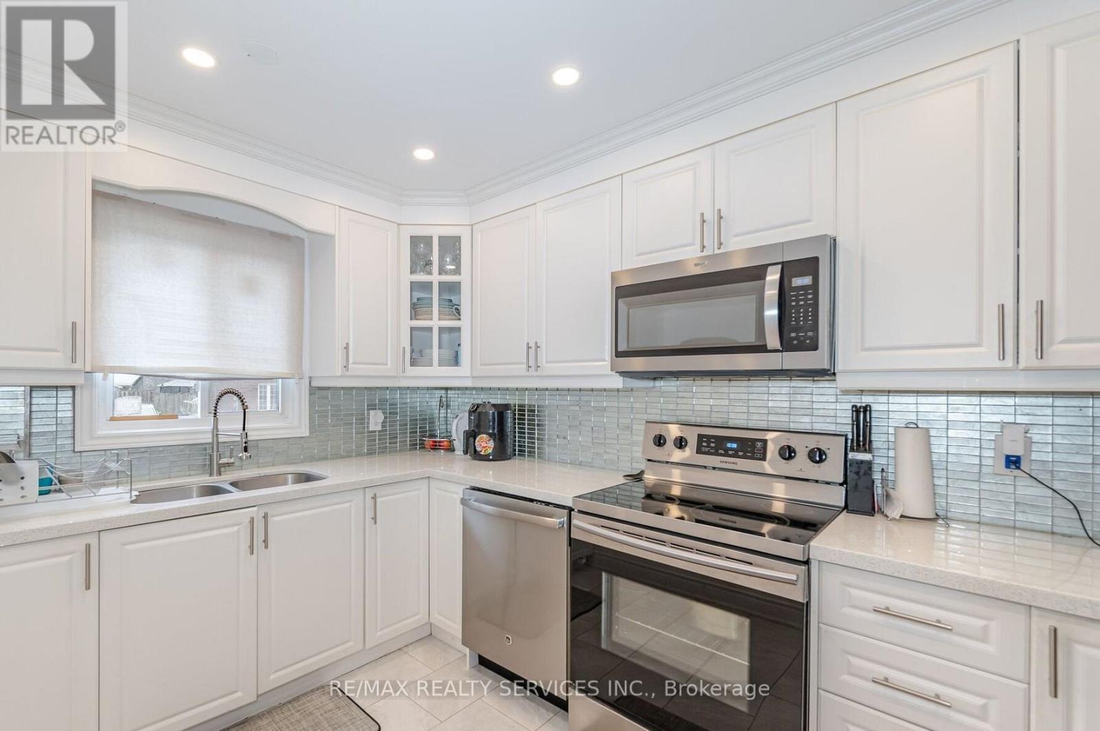 9 Hawkins Court, Brampton, Ontario  L6S 2N7 - Photo 5 - W13130078