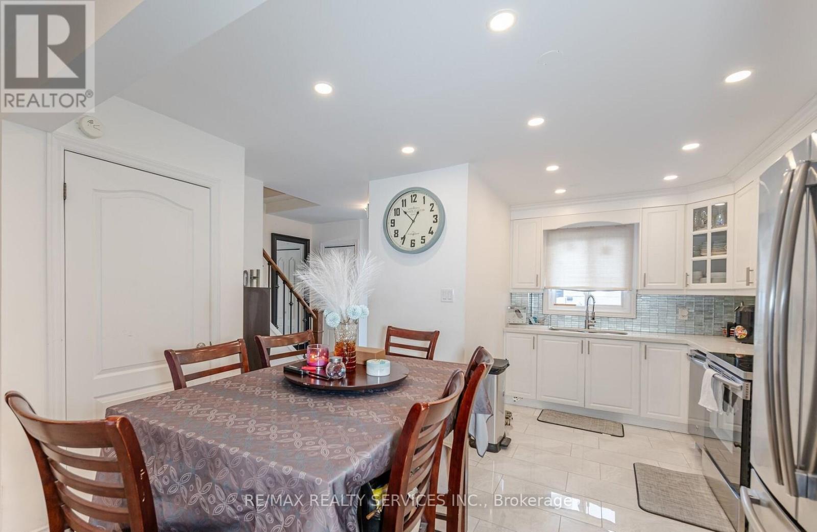 9 Hawkins Court, Brampton, Ontario  L6S 2N7 - Photo 6 - W13130078