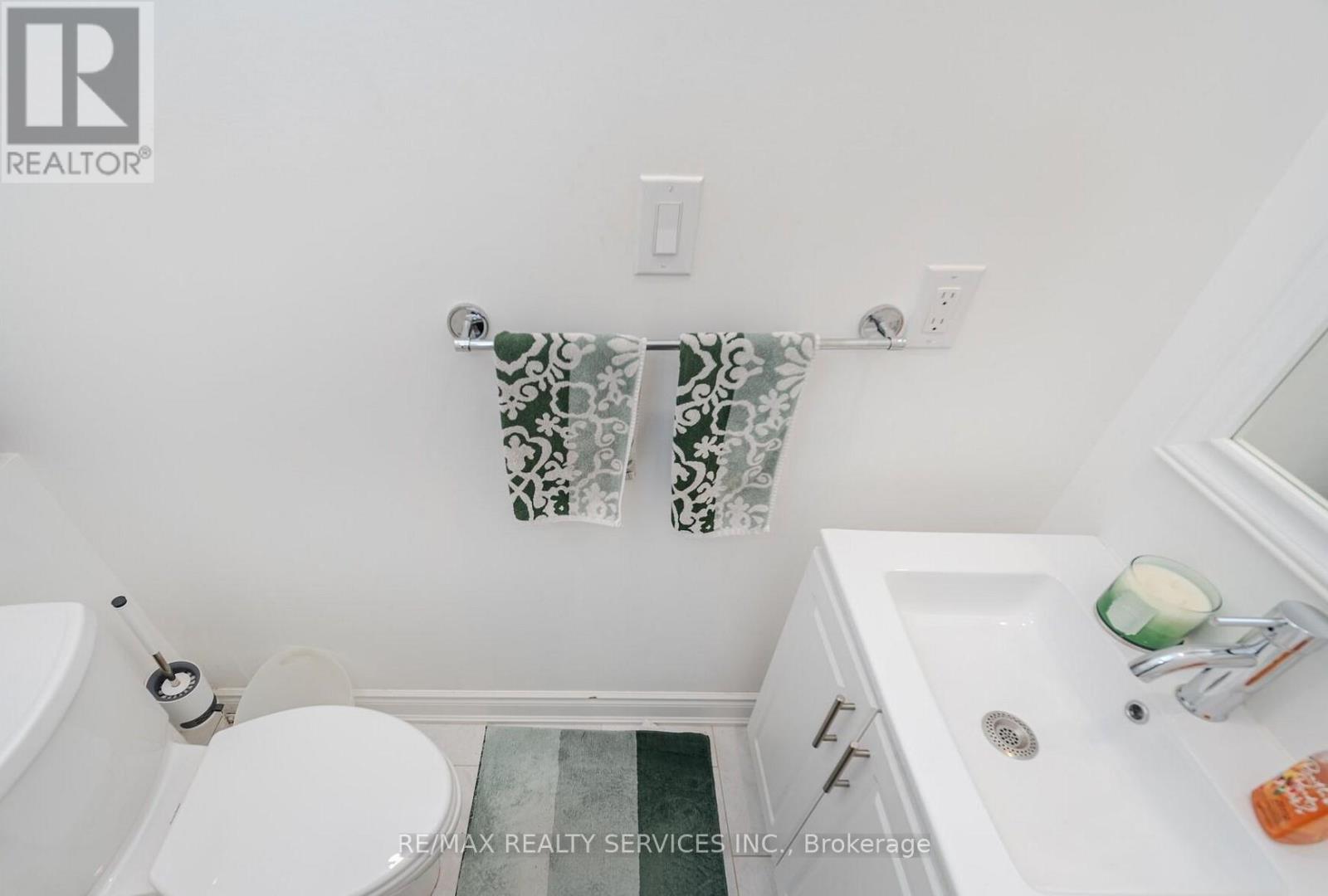 9 Hawkins Court, Brampton, Ontario  L6S 2N7 - Photo 7 - W13130078