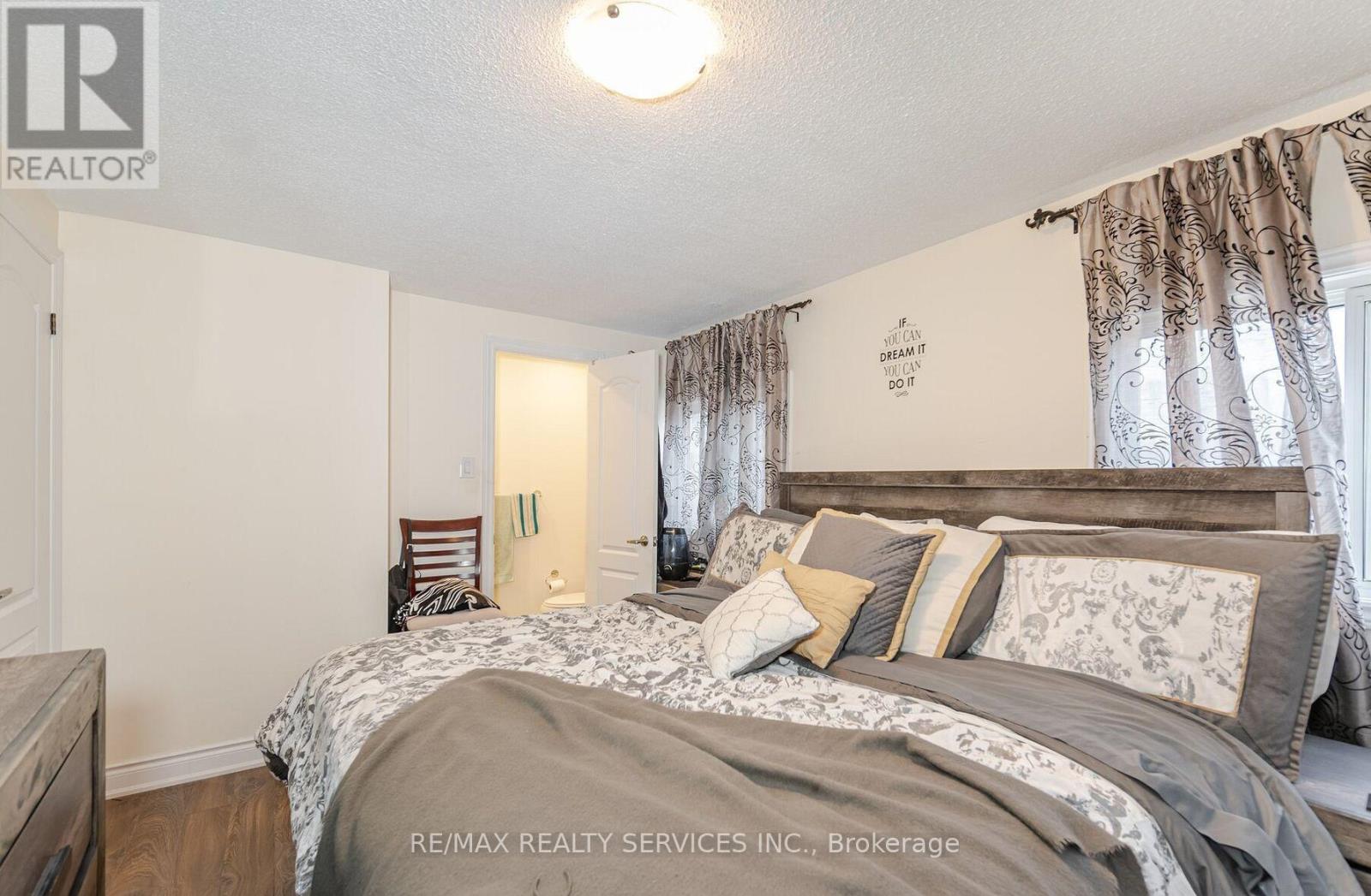 9 Hawkins Court, Brampton, Ontario  L6S 2N7 - Photo 8 - W13130078