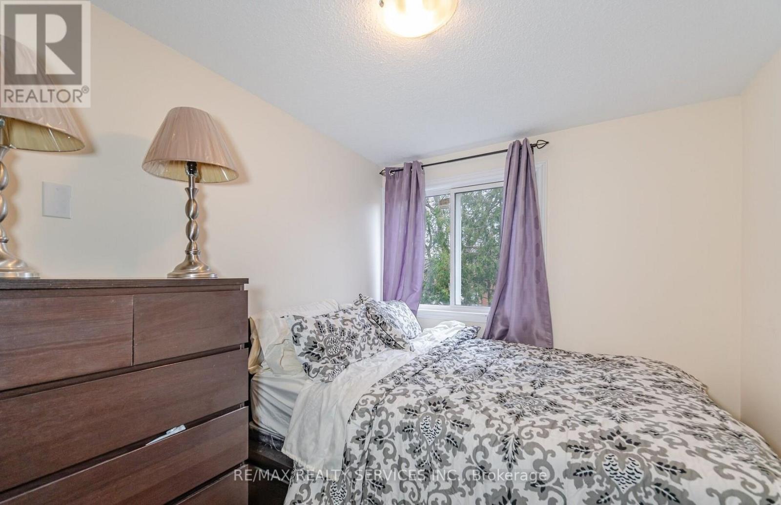 9 Hawkins Court, Brampton, Ontario  L6S 2N7 - Photo 9 - W13130078