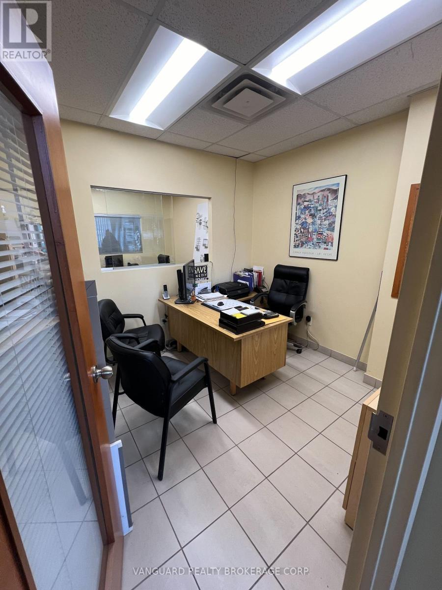499 Champagne Drive, Toronto, Ontario M3J 2C6 - Photo 3 - W13120870