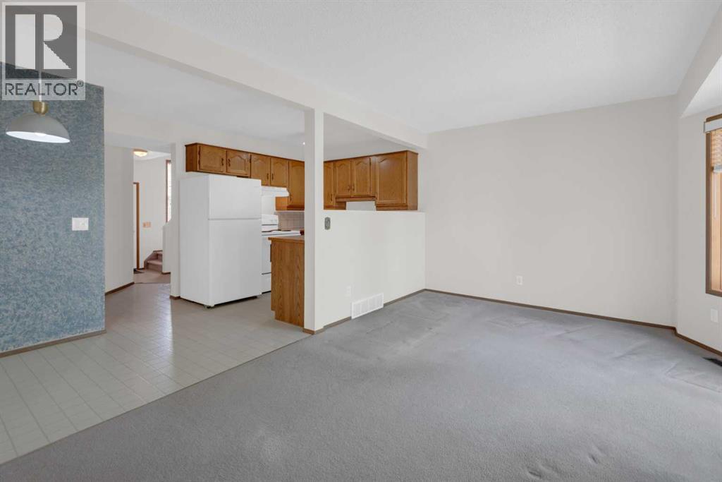 216 Shawinigan Drive SW, Calgary, Alberta  T2Y 3B4 - Photo 4 - A2309802