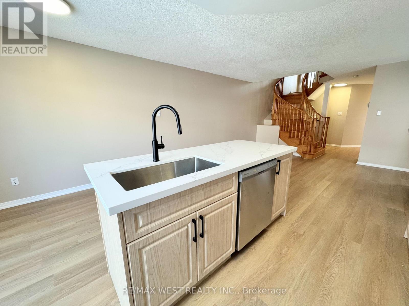 269 Pressed Brick Drive, Brampton, Ontario  L6V 4L2 - Photo 9 - W12894594
