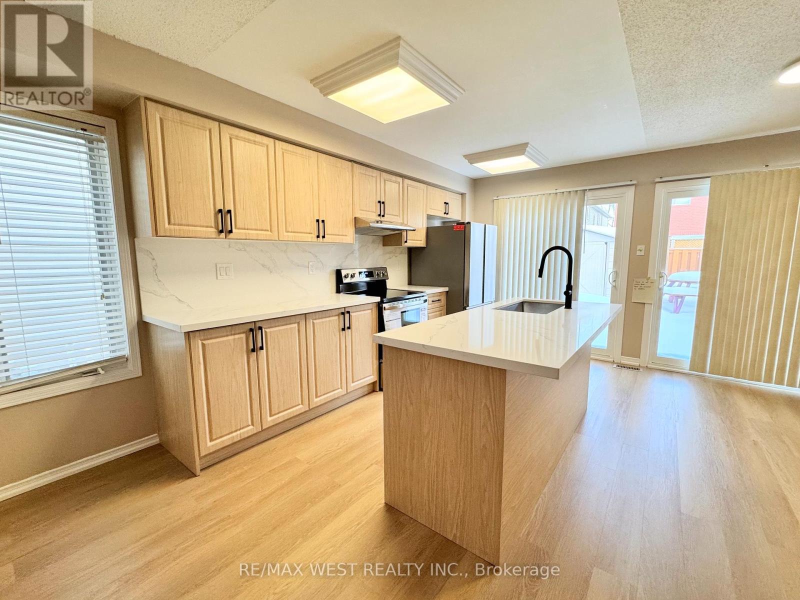 269 Pressed Brick Drive, Brampton, Ontario  L6V 4L2 - Photo 8 - W12894594