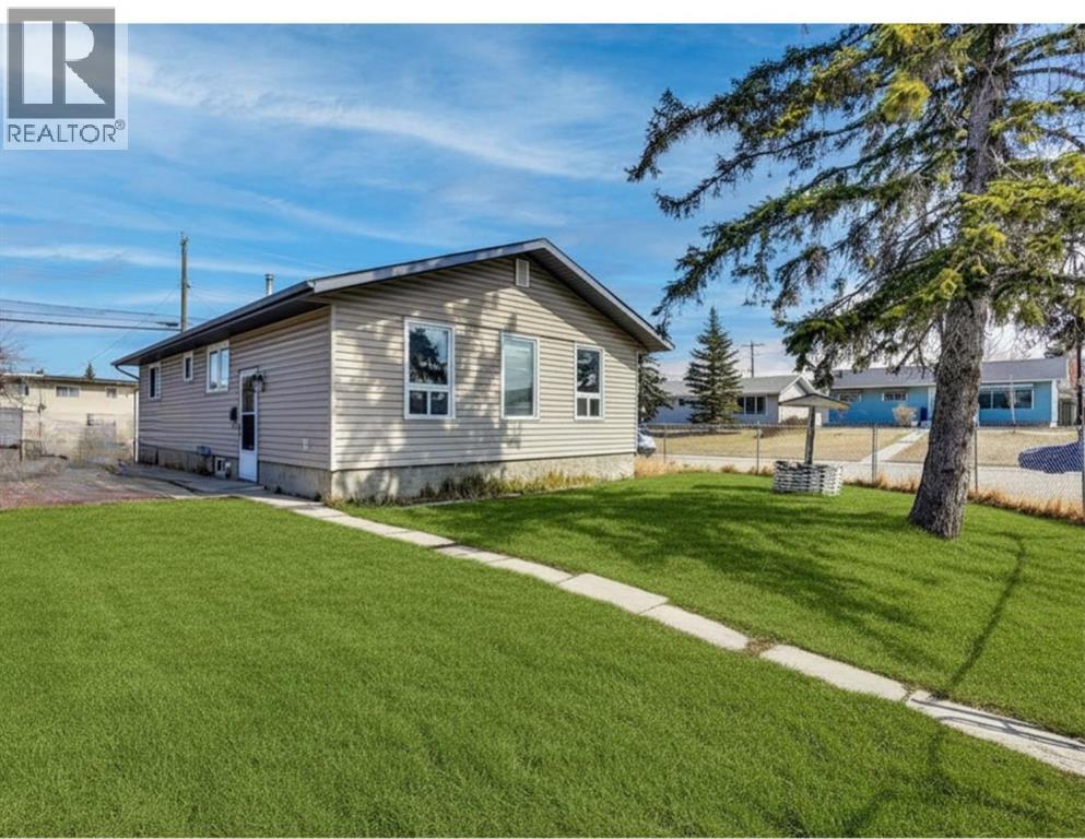 1004 Penrith Crescent Se, Calgary, Alberta  T2A 2H7 - Photo 2 - A2301823