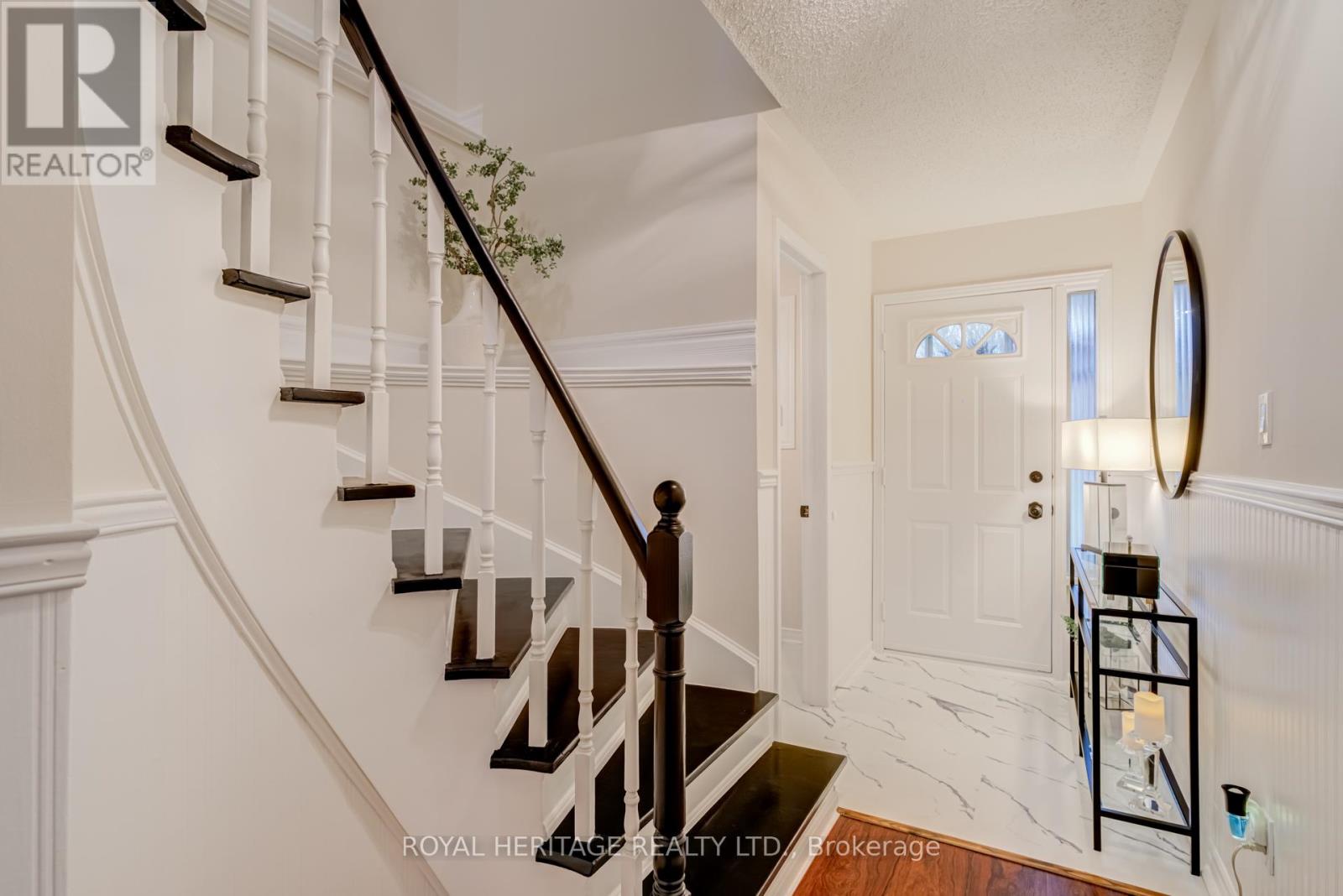 188 Adele Crescent, Oshawa, Ontario  L1J 7W5 - Photo 3 - E13130304