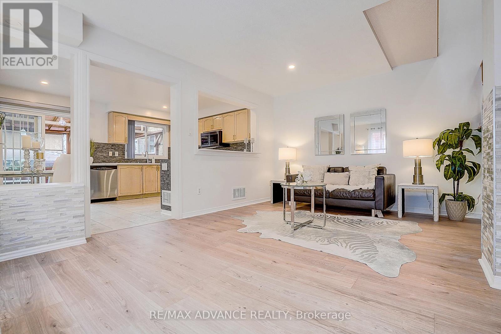 140 Vanguard Road, Vaughan, Ontario  L4K 5G8 - Photo 7 - N13130302