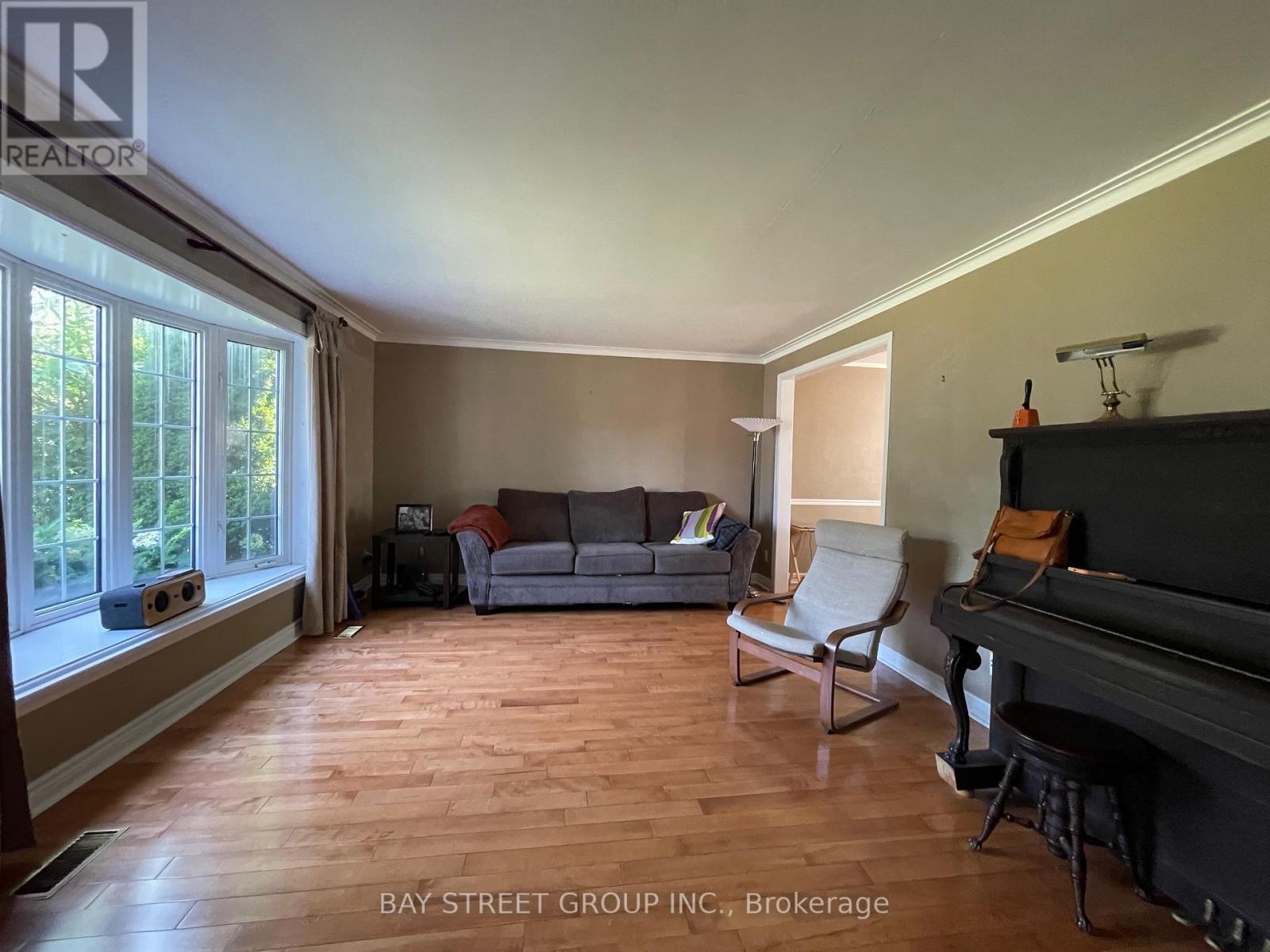 129 Sherwood Forest Drive, Markham, Ontario  L3P 1R2 - Photo 4 - N13130390