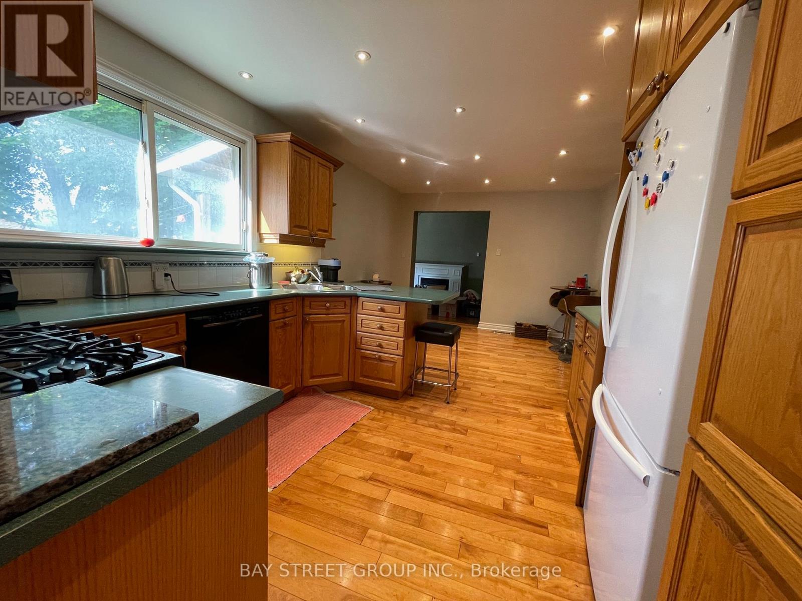 129 Sherwood Forest Drive, Markham, Ontario  L3P 1R2 - Photo 7 - N13130390