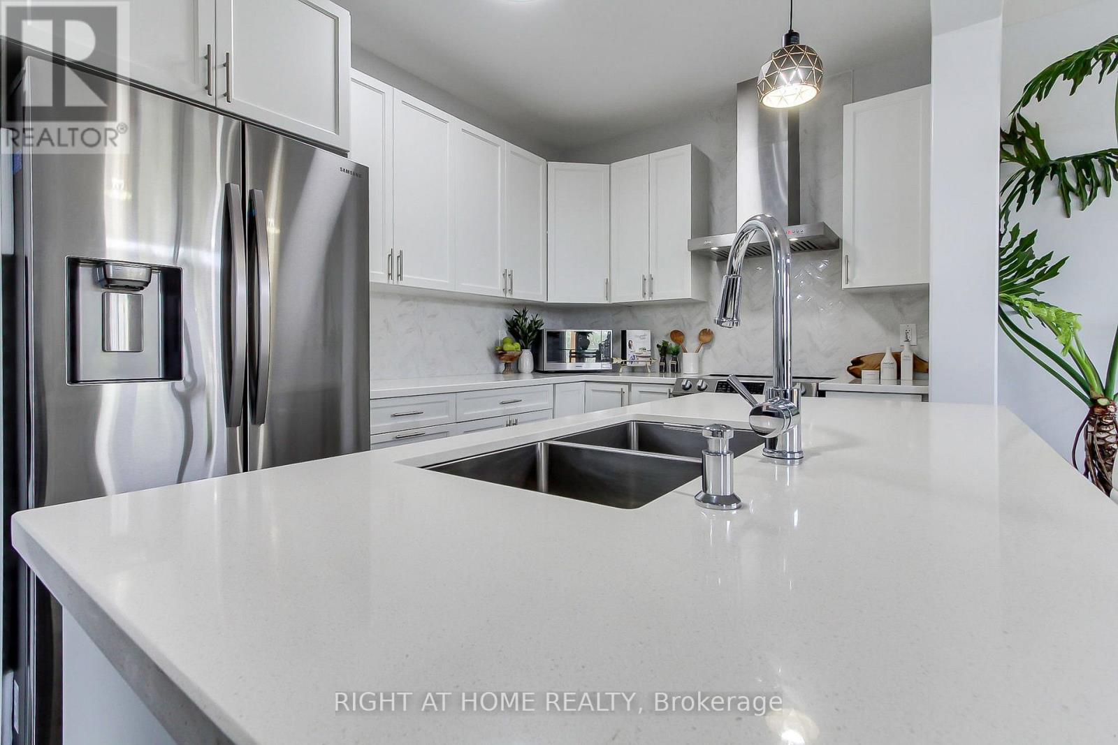 3 Bremner Street, Whitby, Ontario  L1R 1W5 - Photo 7 - E13130376
