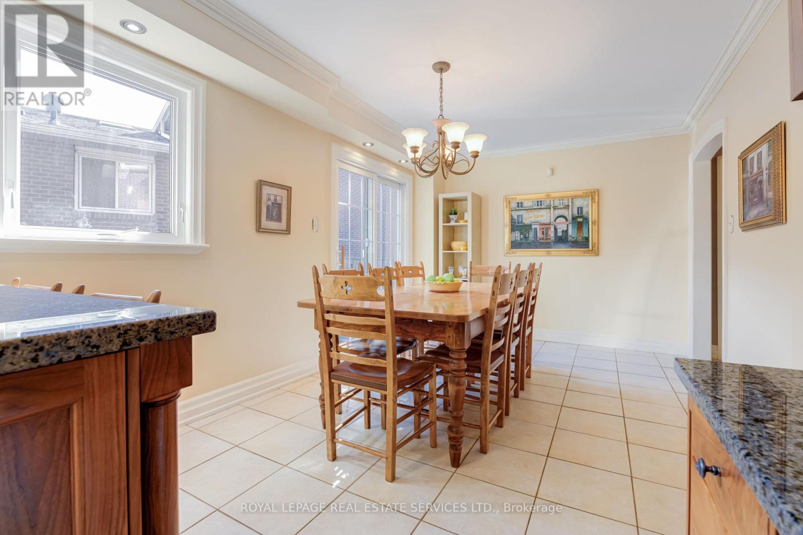 716 Cameron Court, Mississauga, Ontario  L5C 3B9 - Photo 10 - W12833596