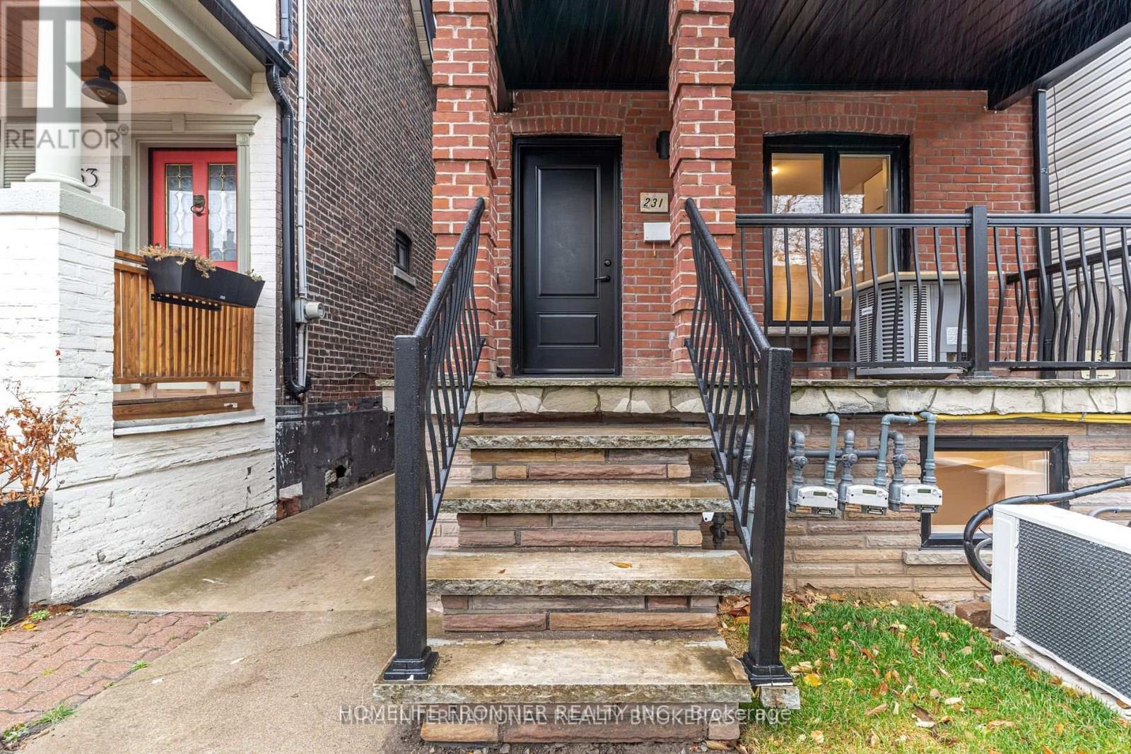 #3 (Upper) - 231 Symington Avenue, Toronto, Ontario  M6P 3W5 - Photo 2 - W13130326