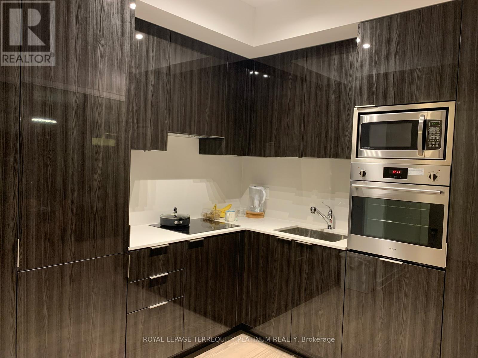 6005 - 11 Wellesley Street W, Toronto, Ontario  M4Y 0G4 - Photo 3 - C13129122