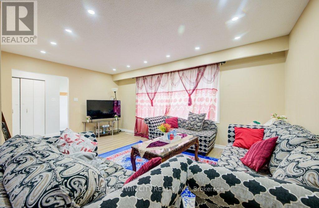 110 Hazelglen Drive, Kitchener, Ontario  N2M 2E5 - Photo 3 - X13052840